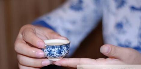 女士喝茶的手勢，女人正確喝茶手勢姿勢圖