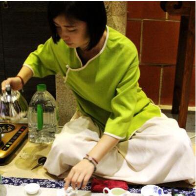 女士喝茶的手勢，女人正確喝茶手勢姿勢圖