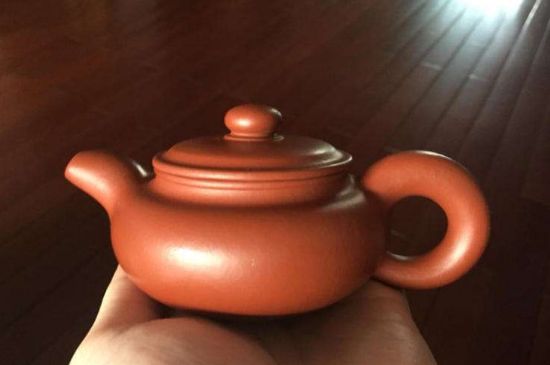 朱泥<a href=http://m.mrakjxw.com/chaju/zisha/ target=_blank class=infotextkey>紫砂壺如何開(kāi)壺</a>，朱泥壺日常泡茶養(yǎng)護(hù)