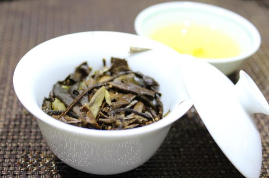 怎么撬老白茶茶餅不容易碎，福鼎白茶如何撬茶方法